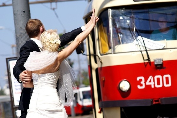 <center><b>Давай поженимся в трамвае! </center></b>