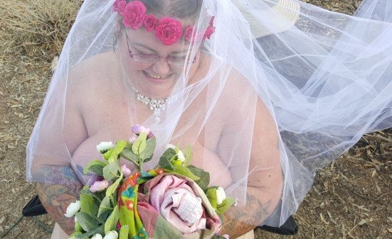 В Австралии сыграли голую свадьбу