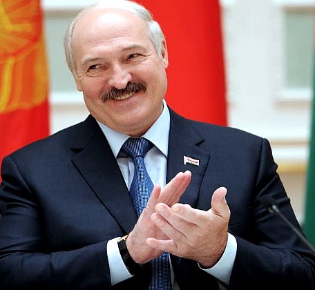 Лукашенко сделал подарок молодоженам