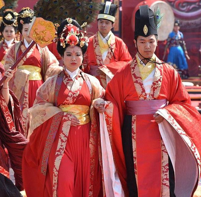 <center><b>В Китае одновременно поженились 66 пар</center></b>