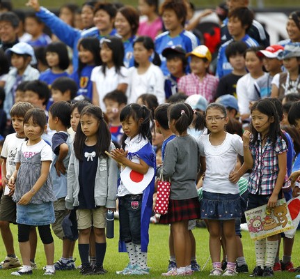 Японские футболисты обыграли 100 детей