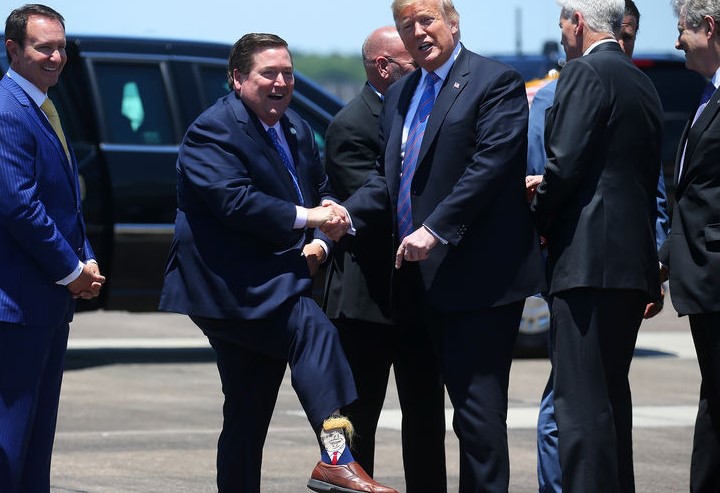 Чиновник встретил Трампа в президентских носках