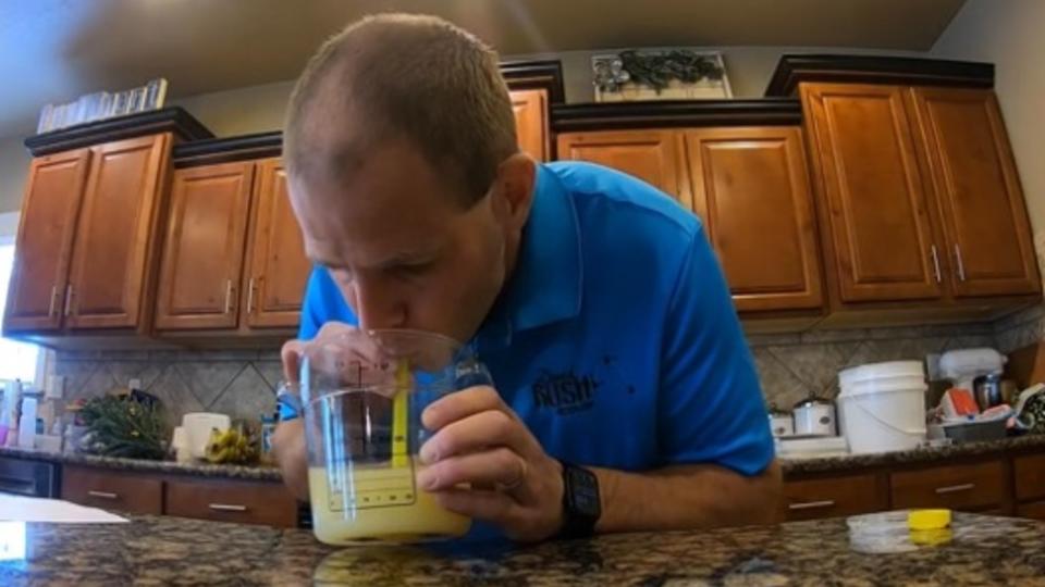 Американец установил рекорд по питью лимонного сока