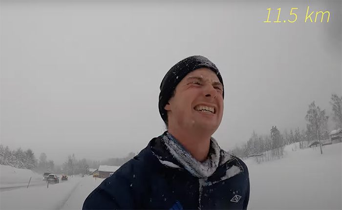 Норвежец пробежал полумарафон босиком по снегу