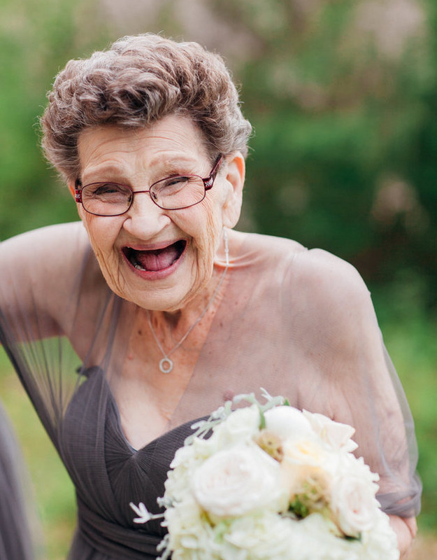 <center><b>90-летние бабушки стали подружками невесты</center></b>