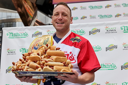 Американец по прозвищу Челюсти съел рекордное количество хот-догов