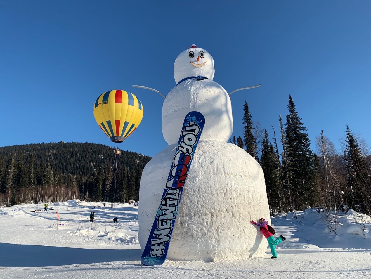 Олимпийцев поддержали гигантским снеговиком