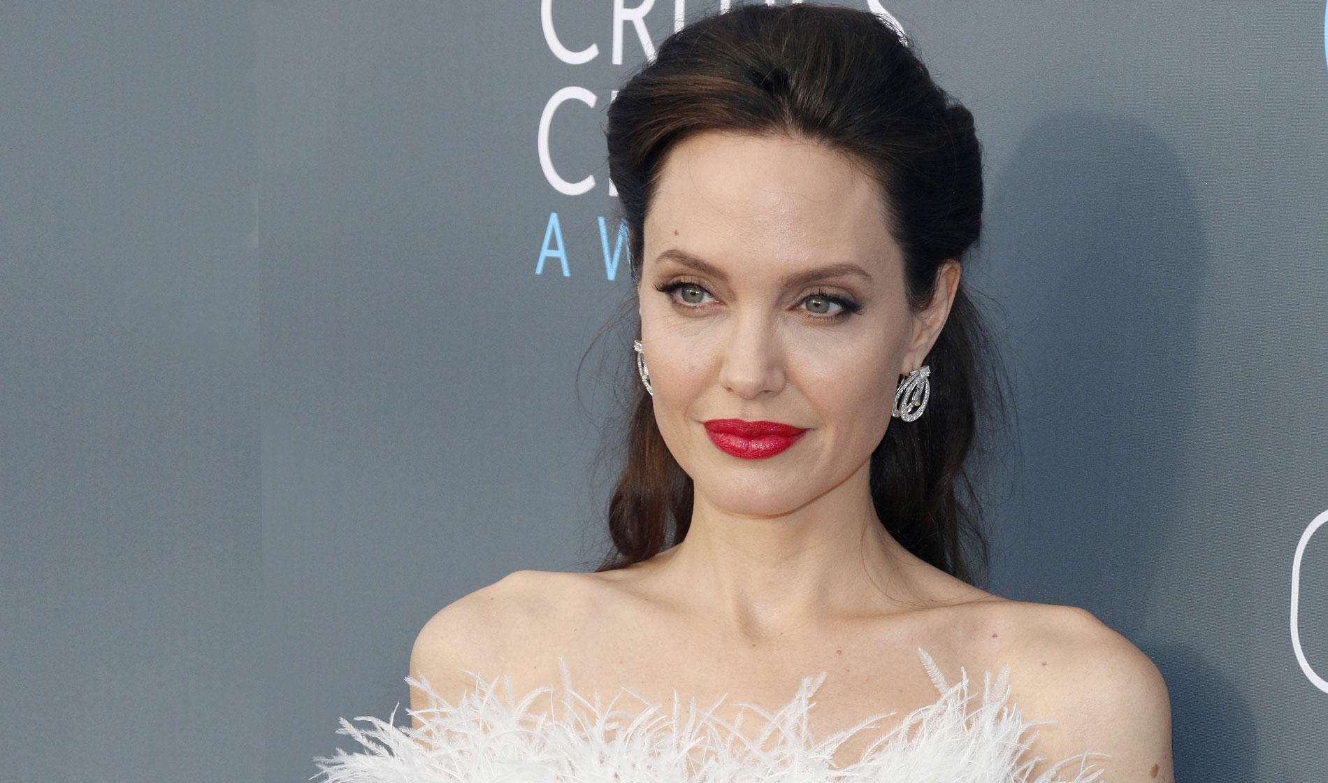 Анджелина Джоли снова ходит на свидания, но парням приходится тяжело